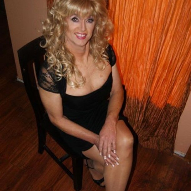 Transexuelle  au cul de rêve cherche sexfriend Doumareix